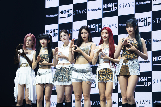 Girl group STAYC during a showcase for its first full-length album, ″Metamorphic,″ held Monday at Yes24 Live Hall in eastern Seoul. [DANIELA GONZALEZ PEREZ]