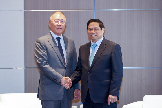 Hyundai Motor Group Executive Chair Euisun Chung, left, shakes hands with Vietnamese Prime Minister Pham Minh Chinh in central Seoul on Monday. [YONHAP] 