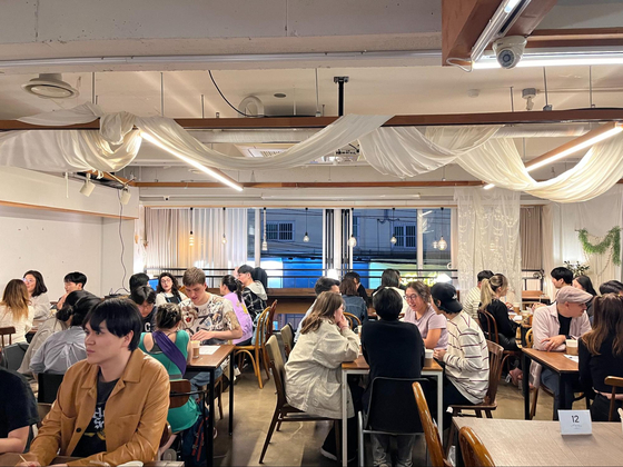 People at Cafe With in Nam District, Busan, talk to each other during the UN Nonsummit meetup in May. [LEE SOO-HYUN] 