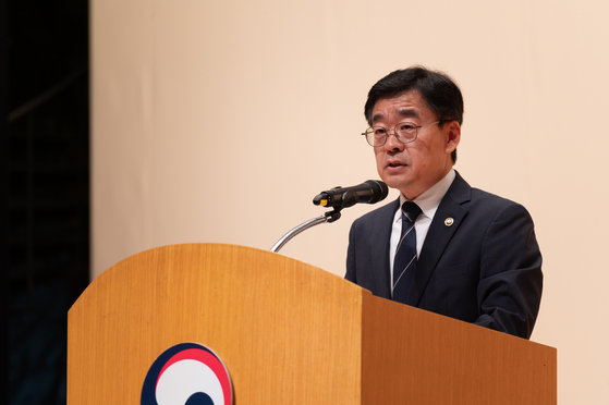 Jang Dong-un, new administrator of the Korea Meteorological Administration (KMA) gives an inaugural speech at the Government Complex Daejeon in Daejeon on Monday. [KOREA METEOROLOGICAL ADMINISTRATION] 