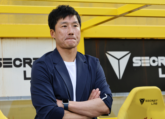 Gwangju FC manager Lee Jung-hyo watches a match against Ulsan HD on May 15 at Gwangju Football Stadium in Gwangju. [YONHAP]