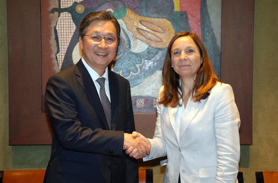 Yoon Young-bin, the administrator of the Korea AeroSpace Administration (KASA), left, and Stephanie Obertin, serving concurrently as Luxembourg’s minister of digitalisation and minister of research and higher eduction, pose for the photo in central Seoul on Wednesday to discuss ways to enhance cooperation in space. [KASA]
