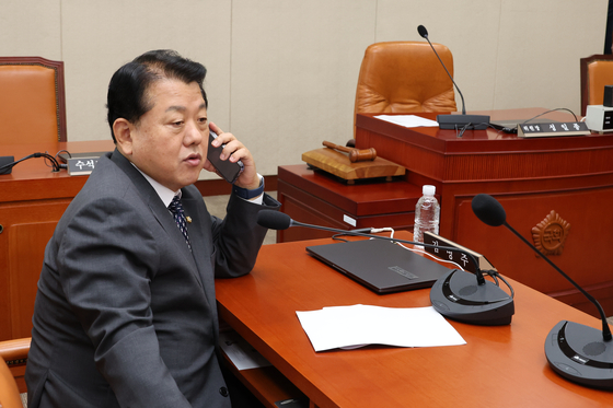 Democratic Party Rep. Kim Byung-joo calls Rep. Sung Il-jong of the People Power Party (PPP) to demand a plenary session be held on Wednesday. Park's derogatory comment calling the PPP "out of their minds" led to the adjournment of the session the previous day. [YONHAP]
