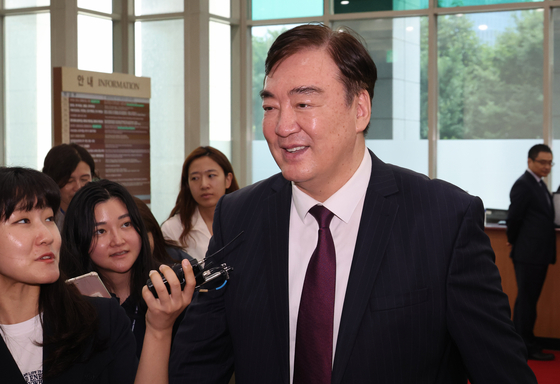 Chinese Ambassador to South Korea Xing Haiming enters the Foreign Ministry in central Seoul on Thursday to pay a courtesy call on Foreign Minister Cho Tae-yul ahead of his departure from the post. [YONHAP]