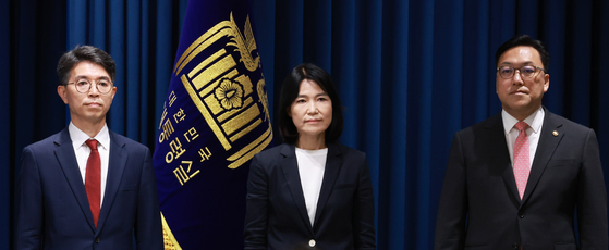 The nominees for three ministerial posts, including Kim Wan-sup, the nominee for environment minister, far left, Lee Jin-sook, the nominee for the chairman of the Korea Communications Commission, and Kim Byoung-hwan, the nominee for the chairman of the Financial Services Commission, attend a press briefing at the presidential office in Seoul on Thursday. [YONHAP]