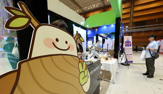 A visitor examines a booth at the All That Travel 2024 exhibition held at Coex in Gangnam District, southern Seoul, on Thursday. [YONHAP]