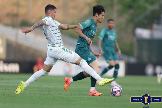 Jeonbuk Hyundai Motors' Tiago Orobo, left, vies for the ball with Gimpo FC's Heo Dong-ho during a Korea Cup round of 16 match at Gimpo Solteo Football Stadium in Gimpo, Gyeonggi on June 19. [KFA]