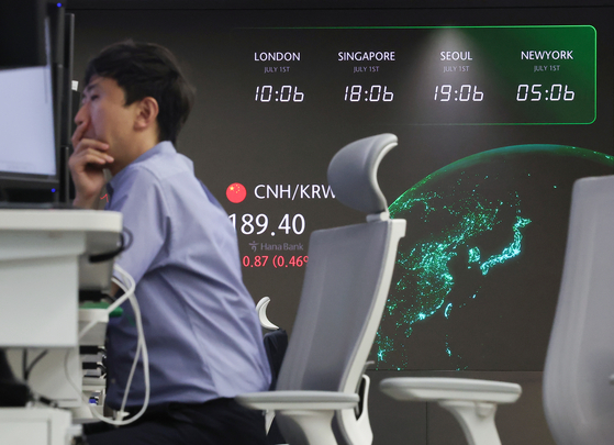 A trader works at the Hana Bank trading room in central Seoul on July 1, the first day of the won-dollar trading hour extension. [YONHAP]