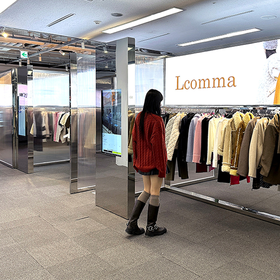 DDP SHOWROOM in Jung District, central Seoul, displays fashion items at its sample store zone. [JOONGANG ILBO]