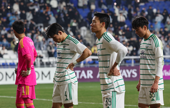 Jeonbuk Hyundai Motors react after losing the second leg of the 2023-24 AFC Champions League quarterfinals to Ulsan HD at Ulsan Munsu Football Stadium in Ulsan on March 12. [NEWS1] 