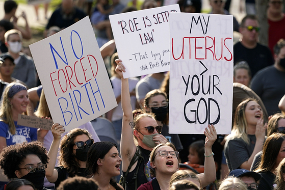 Abortion-rights protesters cheer at a rally, June 24, 2022, in Des Moines, Iowa. The Iowa Supreme Court reversed a lower court ruling that put a temporary block on the state’s strict abortion law, Friday, June 28, 2024, and is telling the lower court to let the law take effect. The new law bans most abortions after about six weeks of pregnancy and before many women know they are pregnant. [AP/YONHAP]