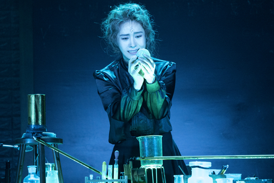 Actor Ock Joo-hyun as Marie Curie in the Korean production of the namesake musical [LIVE]