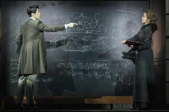 A scene from the Korean production of "Marie Curie" [LIVE]