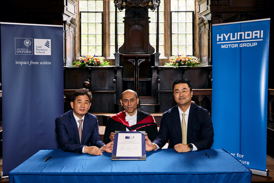 From left, Gyun Kim, executive vice president and head of Hyundai Motor Group Business Intelligence Institute; Soumitra Dutta, dean of the Saïd Business School at Oxford University; and Kim Heung-soo, executive vice president of the global strategy office at Hyundai Motor Group take a photo during the opening ceremony at the University of Oxford on Monday. [HYUNDAI MOTOR]