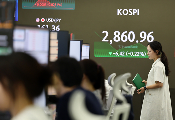 A screen in Hana Bank’s trading room in central Seoul shows the Kospi opening on Wednesday. [YONHAP] 