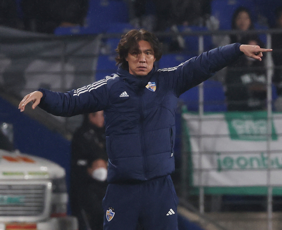 Ulsan HD manager Hong Myung-bo instructs his players in the second-round match against Jeonbuk Hyundai Motors in the 2023-24 AFC Champions League quarterfinals at Munsu Football Stadium in Ulsan on March 12. [YONHAP]