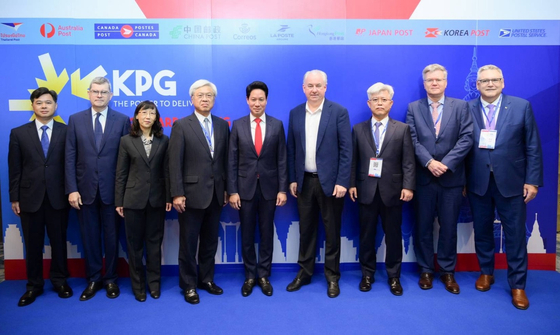 Korea Post acting President Cho Hae-keun, third from right, poses with CEOs of postal administrations linked to Kahala Posts Group in Bangkok, Thailand, on Thursday. [KOREA POST]