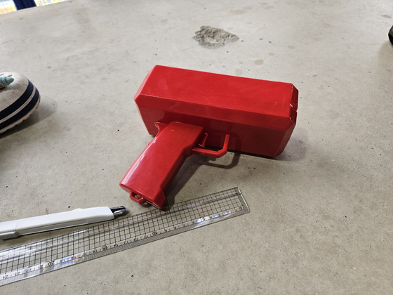 A plastic cash cannon that Ulsan HD fans plan to use to shoot the fake bills at Hong Myung-bo [PAIK JI-HWAN] 