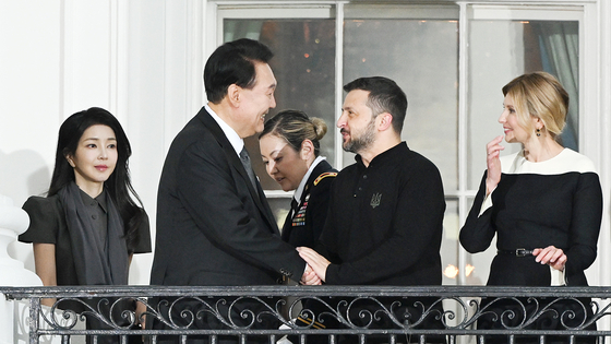 President Yoon Suk Yeol, center left, and Ukrainian President Volodymyr Zelensky shake hands during a welcome dinner reception as part of the North Atlantic Treaty Organization (NATO) summit at the White House on Wednesday. [YONHAP]