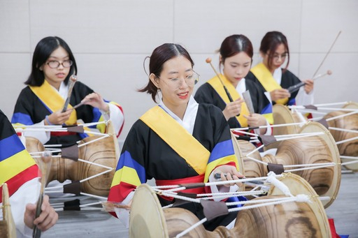 A Korean percussion music club at Van Lang University in Vietnam [MINISTRY OF CULTURE, SPORTS AND TOURISM]