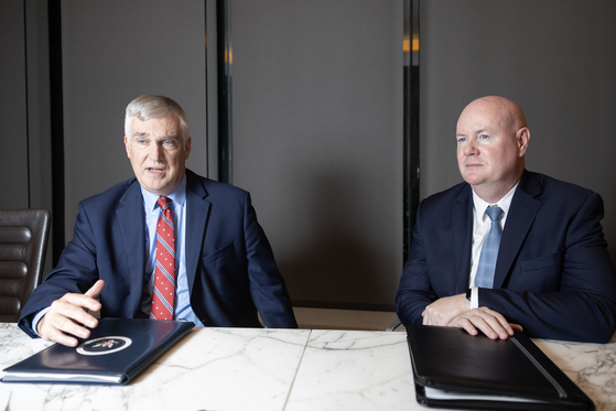 Fred Fleitz, deputy director of the America First Policy Institute (AFPI), left, and Steve Yates, senior fellow at the AFPI, speak during an interview with the JoongAng Ilbo, an affiliate of the Korea JoongAng Daily, at Westin Josun Seoul in Jung District, central Seoul, on July 8. [JEON MIN-KYU] 