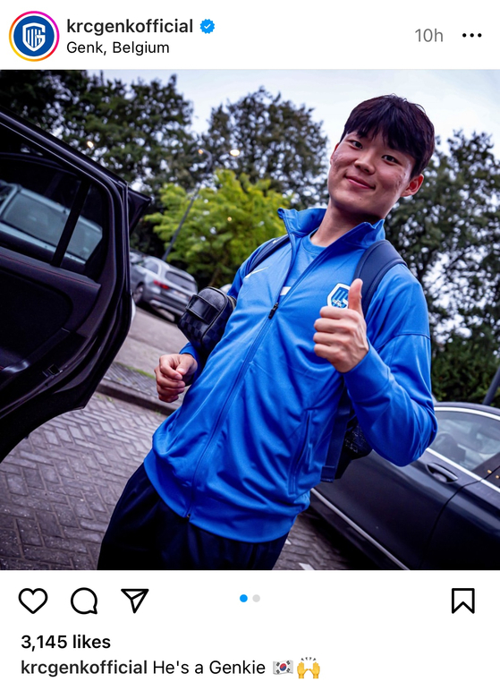 Oh Hyeon-gyu poses in a Genk training top in a picture posted to the Belgian club's official Instagram page on Sunday.  [SCREEN CAPTURE]