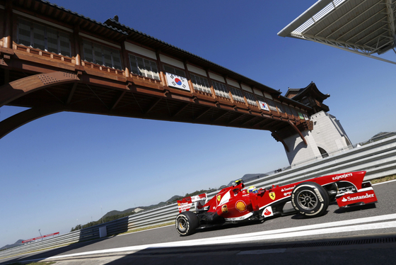 Ferrari driver Felipe Massa of Brazil drives during the first practice session of the 2013 Koreab Grand Prix at the Korea International Circuit in Yeongam, South Jeolla on Oct. 4, 2013.  [REUTERS/YONHAP]