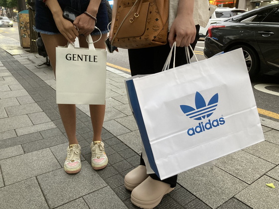 Two friends from Shanghai enjoy a day in Hongdae. [KIM JU-YEON]