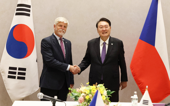 Korean President Yoon Suk Yeol, right, shakes hands with Czech President Petr Pavel during a bilateral summit on the sidelines of the UN General Assembly in New York. [JOINT PRESS CORPS]