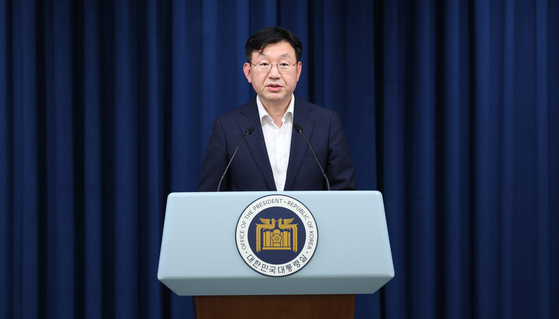Sung Tae-yoon, director of national policy at the presidential office, speaks at a press briefing at the Yongsan presidential office in Seoul Wednesday evening. [JOINT PRESS CORPS]