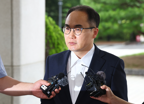 Prosecutor General Lee One-seok speaks to reporters on his way to work at the Supreme Prosecutors' Office in Seocho District, southern Seoul, on Monday. [YONHAP]