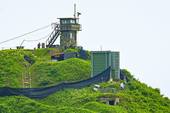 Loudspeaker broadcasts blare from a guard post on the South Korean side of the border near Paju, Gyeonggi, on Sunday. [NEWS1] 