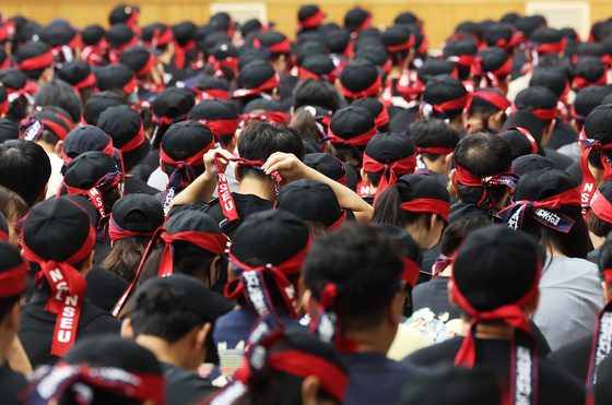 Unionized workers of Samsung Electronics Co. hold a rally at the company's campus in Yongin, south of Seoul, on July 22. [YONHAP]