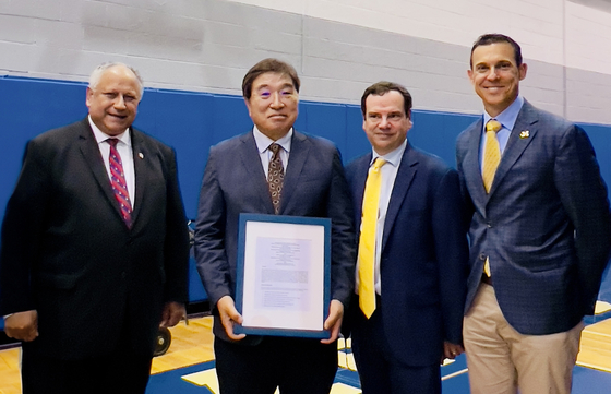 From left: U.S. Secretary of the Navy Carlos Del Toro; Michigan Gov. Gretchen Whitmer; Shin Jong-gye, the technology adviser of HD KSOE; and Jonathan Page, naval engineering professor at the University of Michigan, pose for a photo during a memorandum of understanding signing ceremony held at Macomb Community College in Michigan on Monday. [HD HYUNDAI]