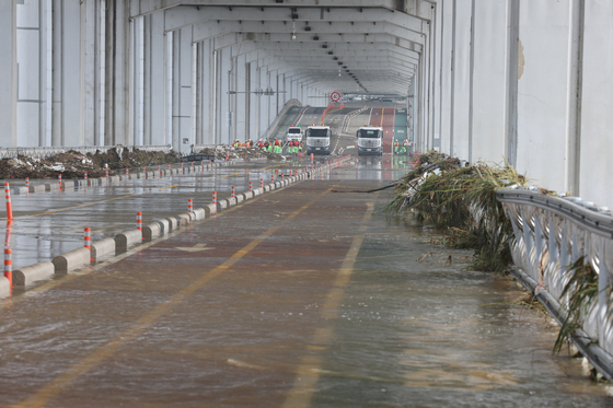 Police block vehicles from entering Jamsu Bridge in Seocho District, southern Seoul, due to the overflowing Han River on Tuesday. [NEWS1]