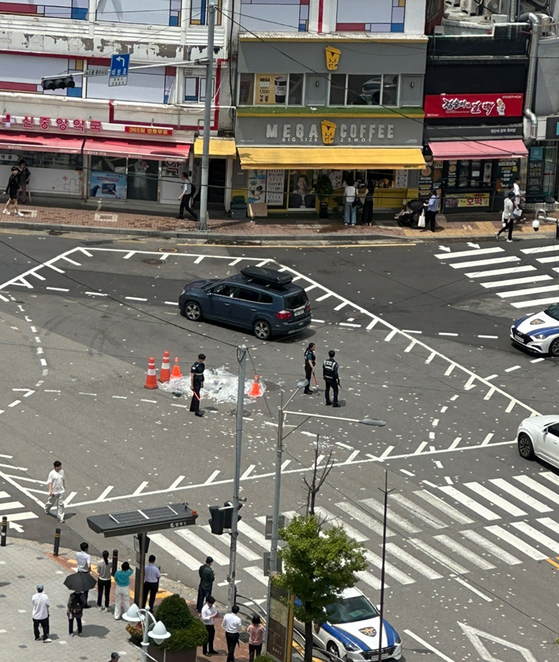 Police control a site where North Korean trash-laden balloons fell in Dongjak District, eastern Seoul, on Wednesday. [YONHAP] 