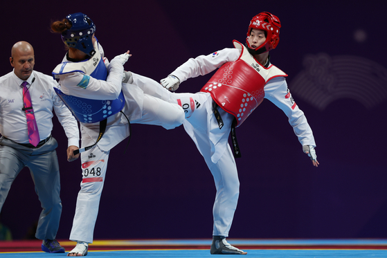 Korea's Lee Da-bin faces Kazakhstan's Kansel Dennis in the semifinals of the women's +67-kilogram class at the Hangzhou Asian Games at the Linan Sports and Culture Exhibition Center in Hangzhou, China on Sept. 28, 2023. [YONHAP]