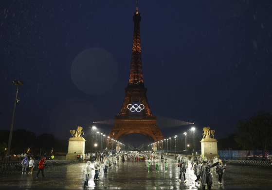The Eiffel Tower during the opening ceremony of the 2024 Paris Olympics.  [AP/YONHAP]