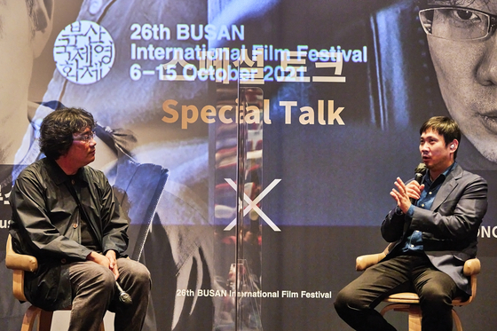 Director Bong Joon-ho, left, and Hamaguchi held a special panel discussion on Thursday. [BIFF] 