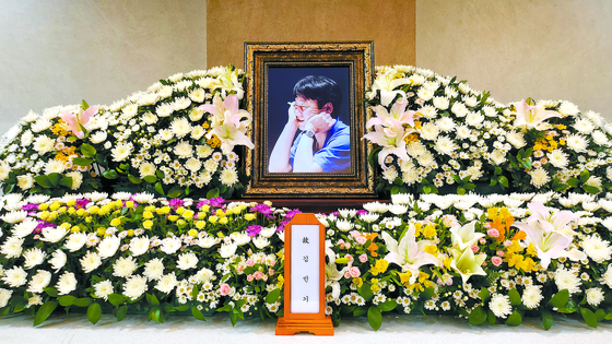Late singer-songwriter and Hakchon founder Kim Min-gi's funeral parlor was set up at the Seoul National University Hospital in central Seoul. [NEWS1] 