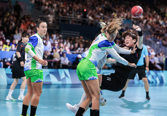Korean handball player Kang Eun-hye, right, in action during a Paris Olympics handball game against Slovenia at South Paris Arena 6 in Paris on Sunday. [NEWS1]