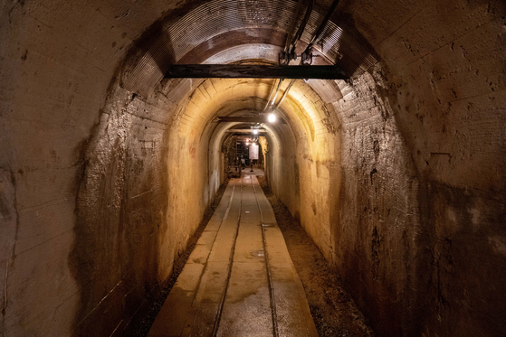 The photo, taken by Prof. Seo Kyung-deok, shows a tunnel inside Japan's Sado mines that the country is trying to register as a Unesco World Heritage Stie. [SCREEN CAPTURE]