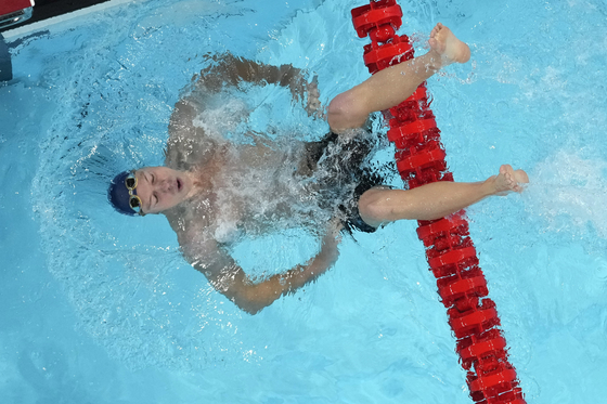 Leon Marchand of France celebrates after setting an Olympic record winning gold in the men's 400-meter individual medley final in Paris on Sunday. [AP/YONHAP]