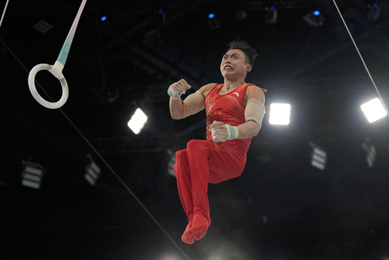 Zou Jingyuan of China performs on the rings during the men's artistic gymnastics team finals in Paris on Monday.  [AP/YONHAP]