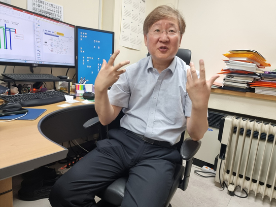 Kang Hyoung-jin, a pediatric professor at Seoul National University Hospital, explains the meaning of the donation from late Samsung Group chairman Lee Kun-hee to reporters in central Seoul. [JOONGANG ILBO]