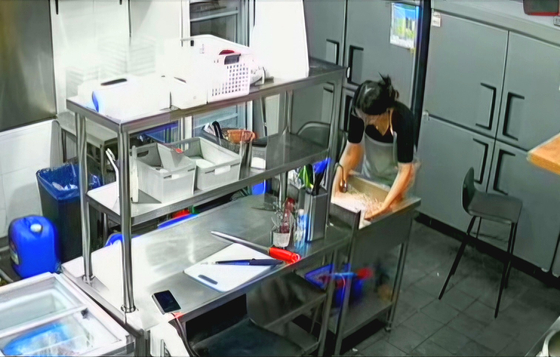 A 21-year-old daughter of North Korean defectors born in a third country, Kim Min-young — a pseudonym — washes dishes at a galbi restaurant. She left China in April 2023 and now lives in South Korea with her mother and younger brother. [JOONGANG ILBO]