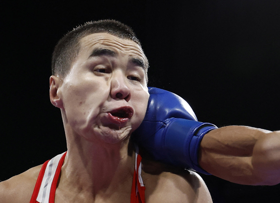 Chu En Lai of Taiwan in action against Bazarbay Uulu Mukhammedsabyr of Kazakhstan in the men's 63.5-kilogram boxing in Paris on Monday. [REUTERS/YONHAP]
