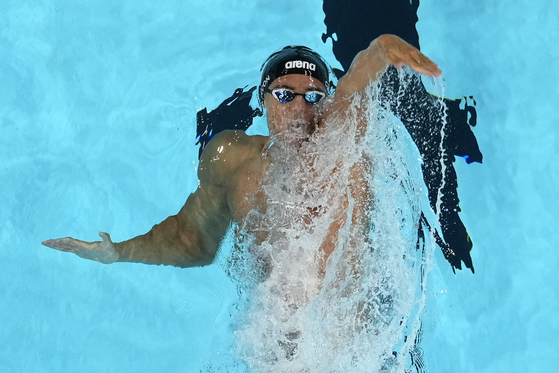 Thomas Ceccon of Italy competes in the men's 100-meter backstroke final in Paris on Monday.  [AP/YONHAP]