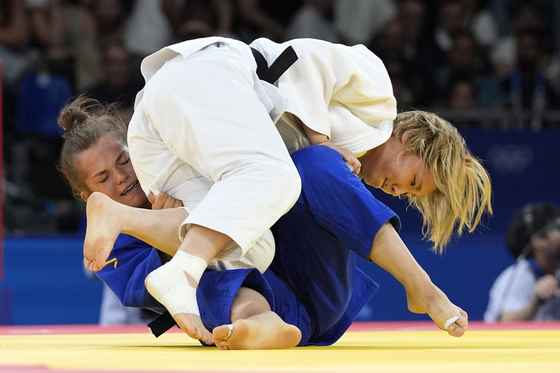 Korea's Kim Ji-su and Croatia's Katarina Kristo, left, compete during their women -63-kilogram quarterfinal match at the Paris Olympics on Tuesday at the Champ-de-Mars Arena in Paris. [AP/YONHAP]