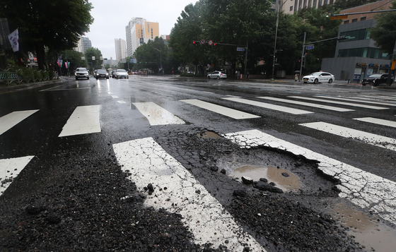 A pothole on a road in Seoul [NEWS1]